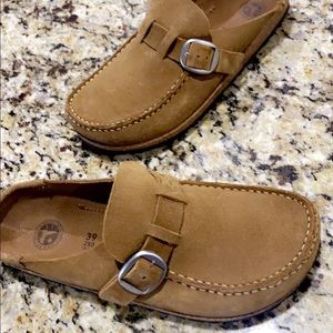 Birkenstock size 39 which is an 8. Worn 2/3 times. Too big on me.